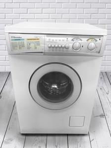 Фото - Узкая стиральная машина Electrolux EW1062S